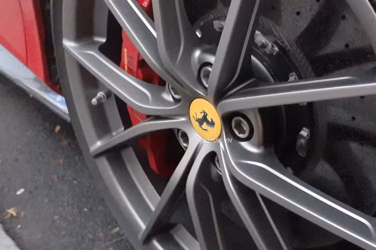 Chưa hết, 488 Pista còn được áp dụng một số công nghệ điều khiển vận hành như hệ thống kiểm soát trượt ngang thế hệ thứ 6, E-Diff3, F1-Trac, hệ thống treo điện tử SCM và hệ thống cải tiến động học FDE lần đầu tiên được sử dụng - những công nghệ này đem đến trải nghiệm lái bùng cháy đầy hoang dại, ngay cả với những tay lái nghiệp dư.