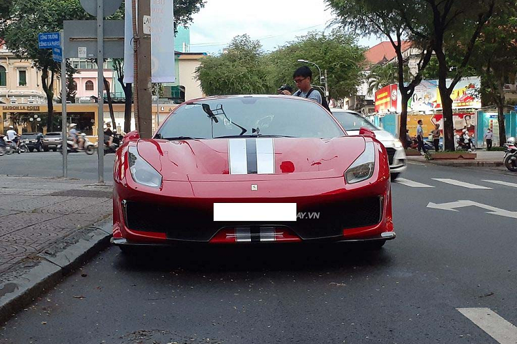 Đầu xe Ferrari 488 Pista có phong cách thiết kế sắc cạnh "S-Duct", trong khi phần thân có những đường vát chéo ấn tượng. Xe được trang bị bộ vành hợp kim nhôm 5 chấu kép được sơn màu bạc, kích thước 20 inch ở cầu trước và 21 inch ở cầu sau.