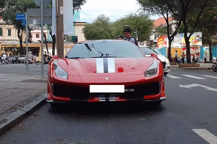 Đầu xe Ferrari 488 Pista có phong cách thiết kế sắc cạnh "S-Duct", trong khi phần thân có những đường vát chéo ấn tượng. Xe được trang bị bộ vành hợp kim nhôm 5 chấu kép được sơn màu bạc, kích thước 20 inch ở cầu trước và 21 inch ở cầu sau.