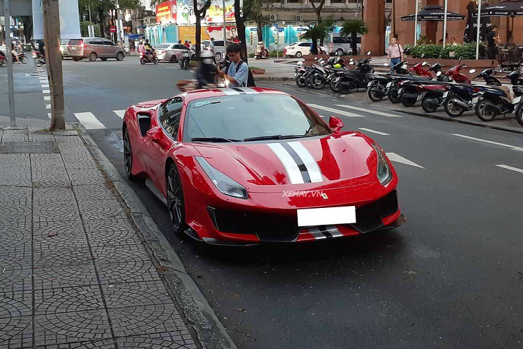 488 Pista đầu tiên về Việt Nam sở hữu màu đỏ Rosso Corsa truyền thống của Ferrari. Ferrari 488 Pista sở hữu thiết kế thể thao cực đoan và được tối ưu hóa tính khí động học, giúp mang lại trải nghiệm vận hành ở mức cao nhất cho người lái, cùng với đó là được thừa hưởng nhiều công nghệ từ những chiếc xe đua 488 GTE và 488 Challenge.