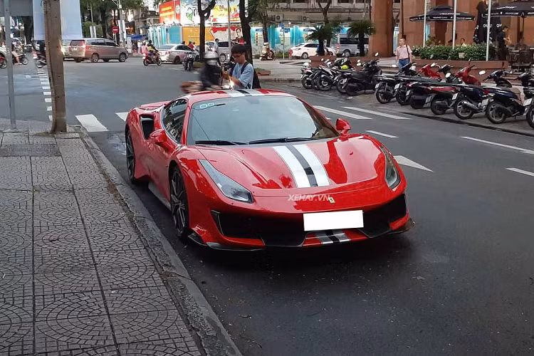 488 Pista đầu tiên về Việt Nam sở hữu màu đỏ Rosso Corsa truyền thống của Ferrari. Ferrari 488 Pista sở hữu thiết kế thể thao cực đoan và được tối ưu hóa tính khí động học, giúp mang lại trải nghiệm vận hành ở mức cao nhất cho người lái, cùng với đó là được thừa hưởng nhiều công nghệ từ những chiếc xe đua 488 GTE và 488 Challenge.