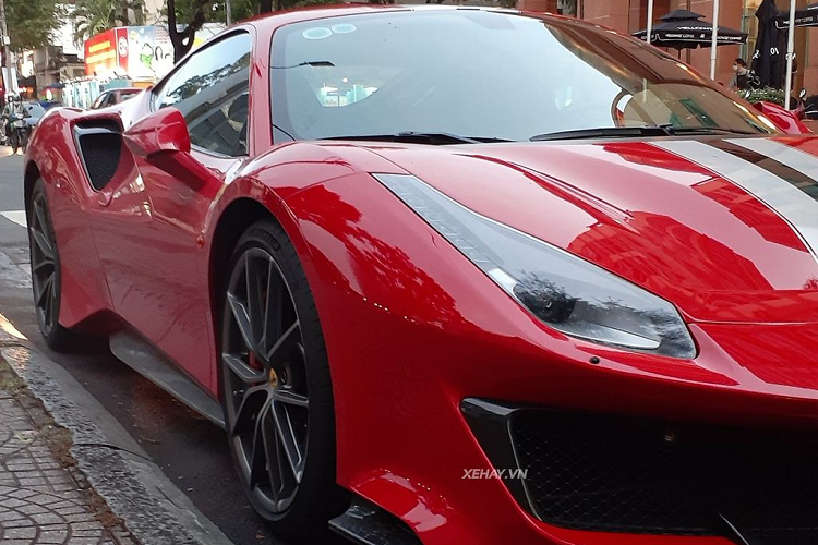 Bọc bên ngoài là bộ lốp Michelin Pilot Street Cup 2. So với 488 GTB tiêu chuẩn, Ferrari 488 Pista nhẹ hơn 90 kg, đạt 1.280 kg. Ngoài ra, chiếc Ferrari 488 Pista này còn được trang bị tùy chọn gói ngoại thất với nhiều chi tiết làm bằng sợi carbo như ốp cản trước/sau, ốp hông, viền hốc gió bên hông,…