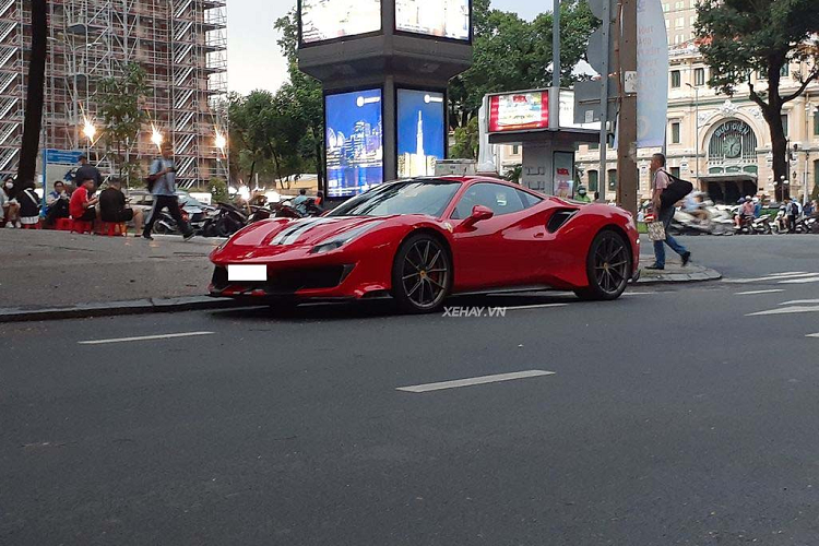 Ở phía sau, Ferrari 488 Pista cũng được thiết kế lại với nhiều chi tiết cắt xẻ, khuếch tán gió được làm lớn hơn nhằm tạo thêm nhiều lực ép xuống mặt đường khi xe di chuyển ở tốc độ cao.