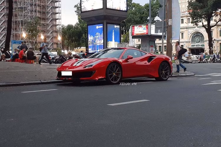 Ở phía sau, Ferrari 488 Pista cũng được thiết kế lại với nhiều chi tiết cắt xẻ, khuếch tán gió được làm lớn hơn nhằm tạo thêm nhiều lực ép xuống mặt đường khi xe di chuyển ở tốc độ cao.