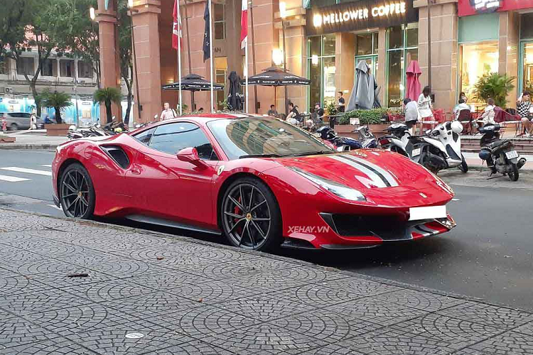 Chiếc Ferrari 488 Pista bản cuope trong bài được đưa về nước năm 2019 và nó hiếm khi xuất hiện trên đường. Ngoài việc sở hữu Ferrari 488 Pista, chủ nhân của siêu phẩm này còn có trong tay cả Lamborghini Aventador SVJ Roadster, Ferrari 430 Scuderia và Ferrari 458 Italia màu vàng nổi bật.