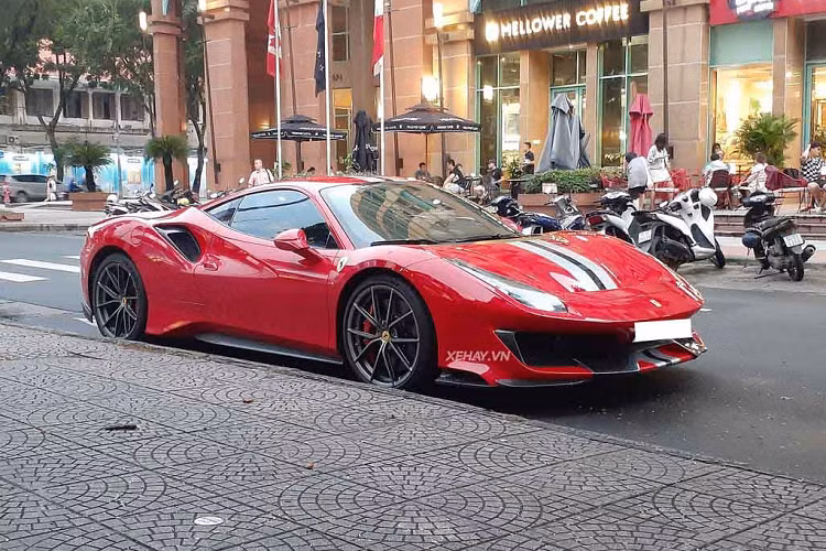 Chiếc Ferrari 488 Pista bản cuope trong bài được đưa về nước năm 2019 và nó hiếm khi xuất hiện trên đường. Ngoài việc sở hữu Ferrari 488 Pista, chủ nhân của siêu phẩm này còn có trong tay cả Lamborghini Aventador SVJ Roadster, Ferrari 430 Scuderia và Ferrari 458 Italia màu vàng nổi bật.