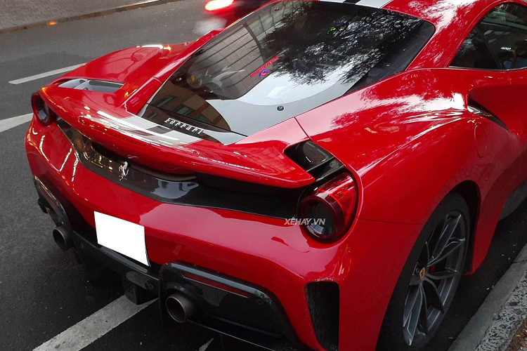 Về khả năng vận hành, Ferrari 488 Pista sử dụng động cơ tăng áp kép V8 3.9L Twin Turbo quen thuộc của dòng 488. Khối động cơ này sản sinh công suất 720 mã lực tại 8.000 vòng/phút và mô-men xoắn 770 Nm tại 3.000 vòng/phút. Ferrari 488 Pista có vận tốc cực đại 340km/h, khả năng tăng tốc 0-100km/h mất 2,85 giây và 0-200km/h mất 7,6 giây.