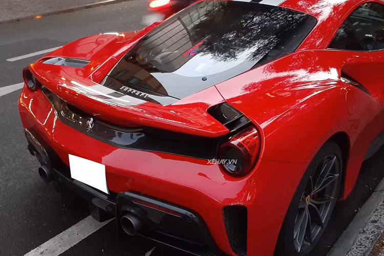 Về khả năng vận hành, Ferrari 488 Pista sử dụng động cơ tăng áp kép V8 3.9L Twin Turbo quen thuộc của dòng 488. Khối động cơ này sản sinh công suất 720 mã lực tại 8.000 vòng/phút và mô-men xoắn 770 Nm tại 3.000 vòng/phút. Ferrari 488 Pista có vận tốc cực đại 340km/h, khả năng tăng tốc 0-100km/h mất 2,85 giây và 0-200km/h mất 7,6 giây.
