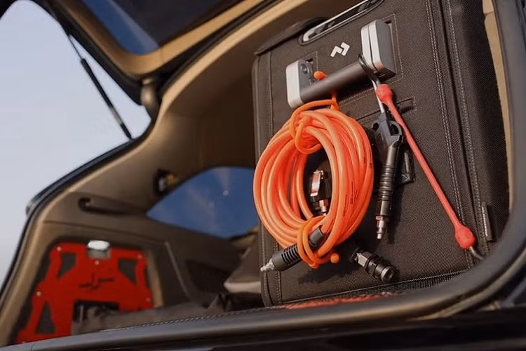 Phía trước, xe được trang bị bộ khung bảo vệ cản trước kết hợp hai bóng đèn off-road. Ngoài ra, chiếc Q7 này còn được bổ sung dải đèn trợ sáng trên nóc xe và 2 bên gương. Tấm pin năng lượng mặt trời được bố trí trên trần xe và nắp capo. Ở phía sau, chiếc SUV được nâng cấp bộ 4 ống xả thể thao đem lại tiếng “gầm gừ” đầy uy lực.