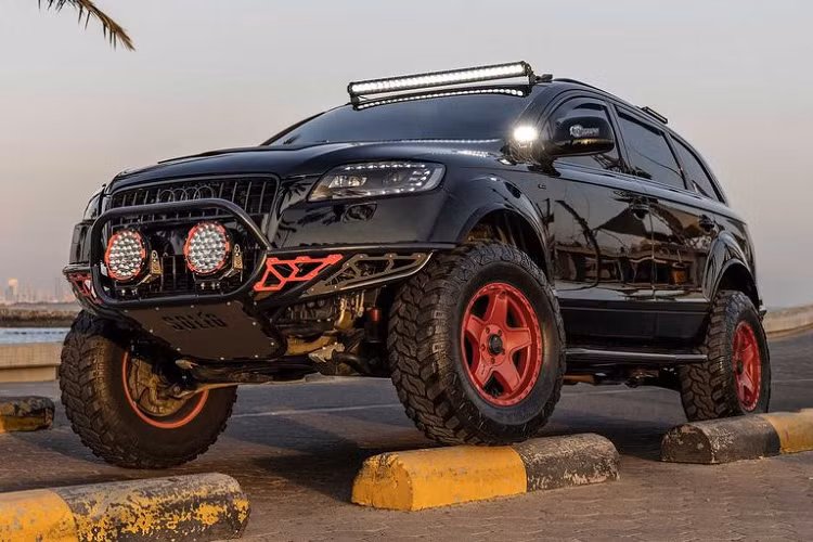 Chia sẻ về lý do thực hiện bản độ, chủ Audi Q7 hạng sang off-road đến từ Kuwait (một quốc gia tại Trung Đông) cho biết: mình thường xuyên cùng bạn bè tổ chức những chuyến dã ngoại. Tuy nhiên, anh luôn phải chọn một chiếc xe Jeep, Patrol hoặc Land Cruiser cho những chuyến đi của mình vì chiếc Audi Q7 ưa thích thiếu khả năng off-road.