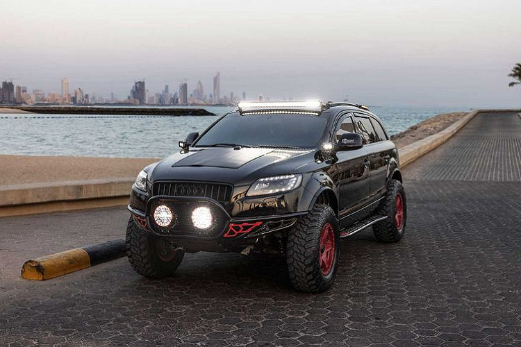 Khoang cabin của chiếc Audi Q7 đời 2009 được bổ sung màn hình giải trí trung tâm 10,5 inch và bảng điều khiển hệ thống đèn phụ trợ. Đặc biệt hơn, xe còn được trang bị tủ lạnh và vòi nước đặt ở cốp sau.