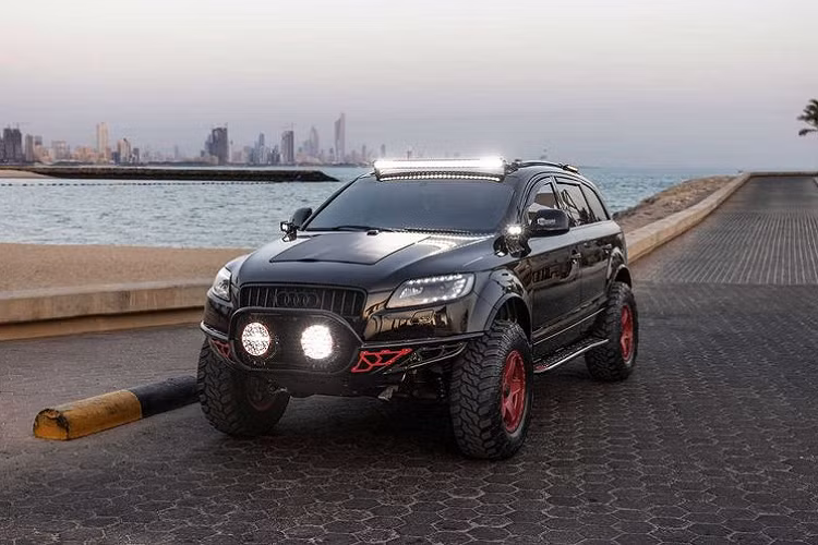 Khoang cabin của chiếc Audi Q7 đời 2009 được bổ sung màn hình giải trí trung tâm 10,5 inch và bảng điều khiển hệ thống đèn phụ trợ. Đặc biệt hơn, xe còn được trang bị tủ lạnh và vòi nước đặt ở cốp sau.