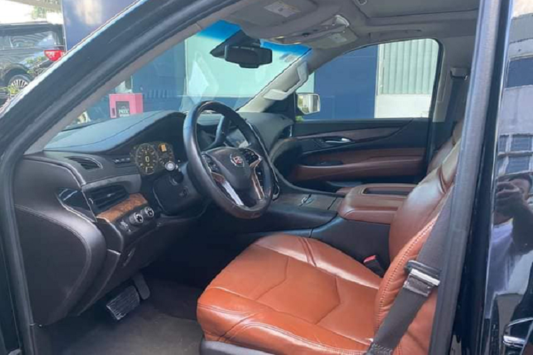 Hệ thống giải trí trên xe khá phong phú với màn hình cảm ứng 12,3 inch, khả năng kích hoạt giọng nói, cử chỉ, hệ thống âm thanh đến từ BOSE. Xe được trang bị động cơ V8 6.2L cho công suất hơn 400 mã lực. Nhờ vậy, dù nặng tới 2,6 tấn nhưng Cadillac Escalade có khả năng vận hành mạnh mẽ khi tăng tốc 0-100km/h sau 7 giây và đạt tốc độ tối đa 180km/h.