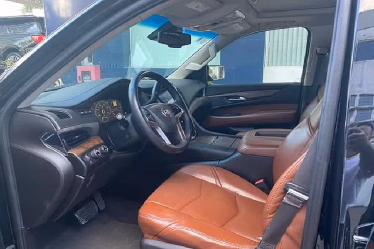 Hệ thống giải trí trên xe khá phong phú với màn hình cảm ứng 12,3 inch, khả năng kích hoạt giọng nói, cử chỉ, hệ thống âm thanh đến từ BOSE. Xe được trang bị động cơ V8 6.2L cho công suất hơn 400 mã lực. Nhờ vậy, dù nặng tới 2,6 tấn nhưng Cadillac Escalade có khả năng vận hành mạnh mẽ khi tăng tốc 0-100km/h sau 7 giây và đạt tốc độ tối đa 180km/h.