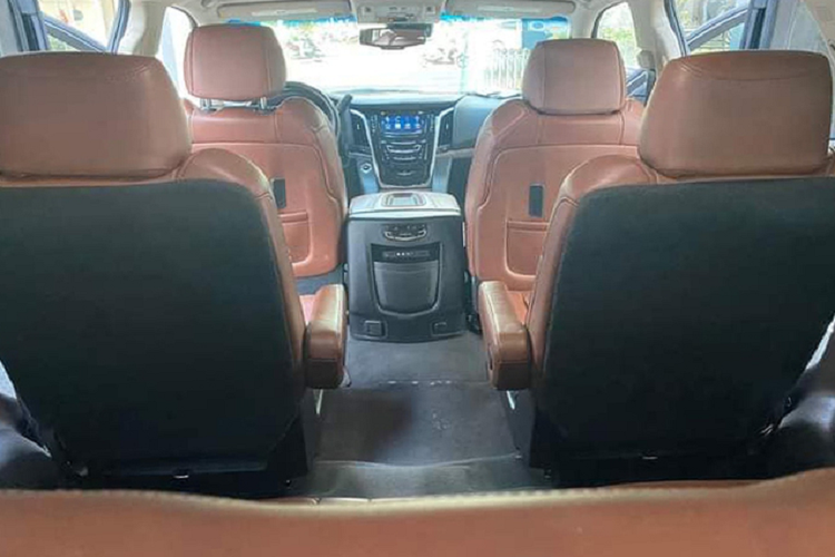 Được ra mắt từ 1999, Cadillac Escalade nhanh chóng gây được tiếng vang lớn và trở thành biểu tượng trong những mẫu SUV hạng sang cỡ lớn của Mỹ. Hiện nay, xe đã ra 5 thế hệ khác nhau, với phiên bản mới nhất ra mắt vào tháng 2 năm 2020.