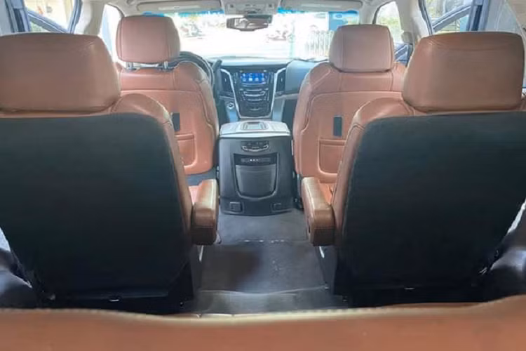 Được ra mắt từ 1999, Cadillac Escalade nhanh chóng gây được tiếng vang lớn và trở thành biểu tượng trong những mẫu SUV hạng sang cỡ lớn của Mỹ. Hiện nay, xe đã ra 5 thế hệ khác nhau, với phiên bản mới nhất ra mắt vào tháng 2 năm 2020.