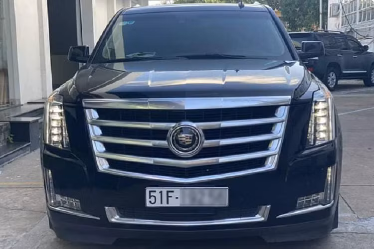 Cadillac Escalade tại Việt Nam chưa có đơn vị phân phối chính hãng mà được nhập khẩu tư nhân để thỏa mãn nhu cầu của nhóm khách hàng cao cấp và ưa chuộng những mẫu xe sang cỡ lớn, đẳng cấp, tiện nghi.
