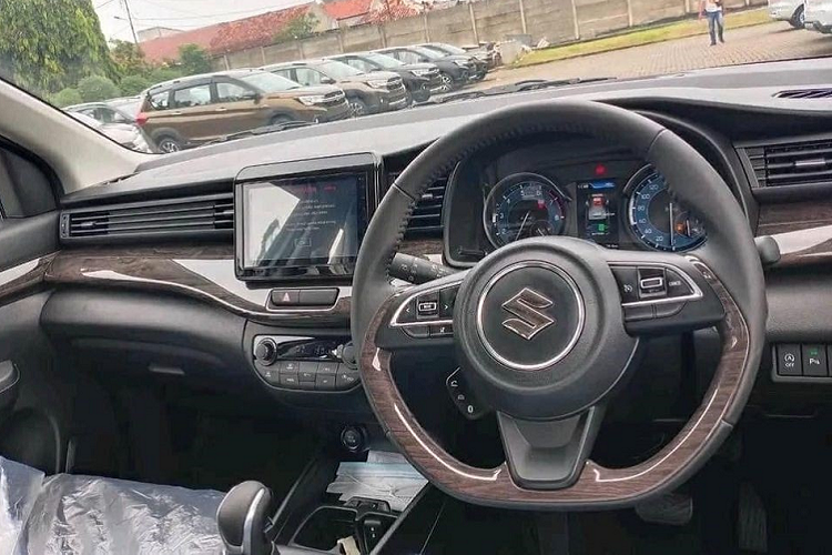 Động cơ này kết hợp với cụm pin lithium-ion và máy phát điện tích hợp bộ đề có thể sạc tự động khi xe giảm tốc thông qua phanh tái sinh năng lượng. Các nhân viên đại lý bán hàng cũng khẳng định mức tiêu thụ nhiên liệu của xe Suzuki Ertiga Hybrid 2023 chỉ từ 5 lít/100 km.