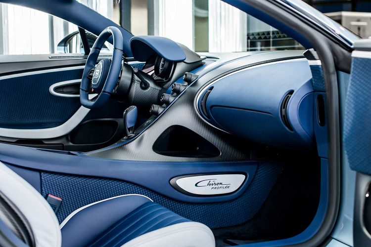 Ở phía trước, mẫu xe có các khe hút gió lớn hơn so với Chiron thông thường và lưới tản nhiệt hình móng ngựa mở rộng để nạp nhiều không khí hơn vào các bộ tản nhiệt. Luồng không khí được tối ưu hóa hơn nữa nhờ một bộ chia được thiết kế lại cũng giúp tăng lực ép ở trục trước.