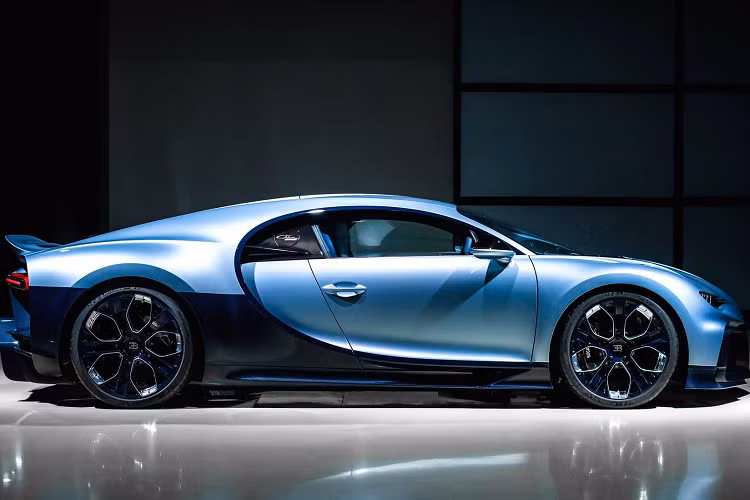 Tuy nhiên, mẫu xe đã được phát triển hoàn thiện và sau đó đã được phê duyệt để sản xuất cho thị trường châu Âu. Quá trình phát triển Chiron Profilée bắt đầu vào mùa thu năm 2020 sau khi Bugatti nhận được yêu cầu từ những khách hàng muốn có một thiết kế có phần “bớt dữ dằn” hơn về Pur Sport.