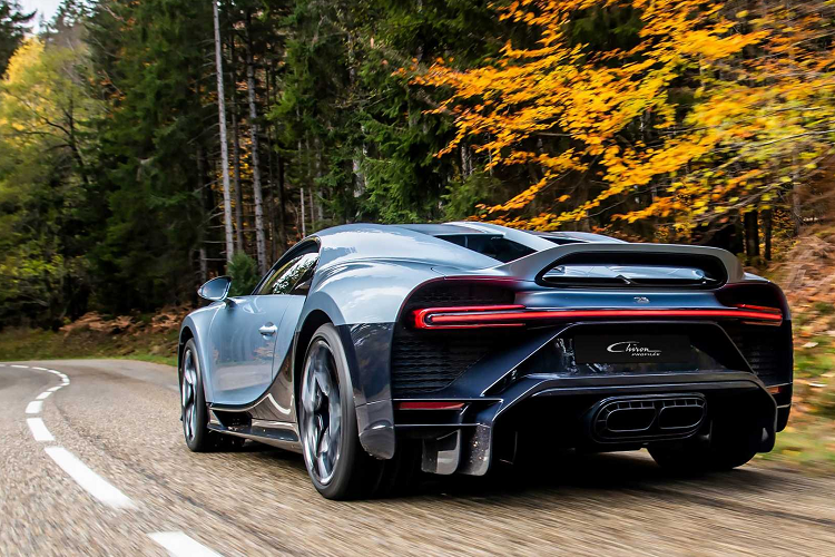 Bộ mâm xe của Profilée cũng không dùng chung với bất kỳ chiếc Chiron nào khác và được sơn màu xanh tím than Le Patron để hài hòa với phần thân dưới. Các điểm nhấn bằng nhôm bóng hoàn thiện những thay đổi ở bên ngoài.