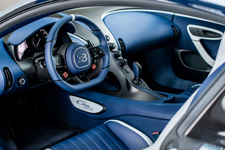 Với khả năng tăng tốc từ 0 – 100 km/h trong 2,3 giây và từ 0 – 200 km/h trong 5,5 giây, Bugatti Chiron Profilée là một trong những chiếc xe thương mại có khả năng tăng tốc nhanh nhất từ trước đến nay. Tốc độ tối đa cao hơn 30 km/h so với của Pur Sport, tốc độ tối đa "chỉ" được giới hạn ở mức 350 km/h.