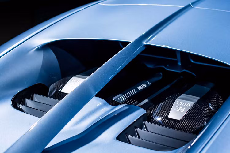 Dựa trên Pur Sport, tỷ số truyền đã được rút ngắn 15% so với Chiron Sport. Khoang nội thất của xe là chiếc Chiron đầu tiên được hoàn thiện bằng da dệt sau khi sử dụng hơn 2.500 mét dải da.