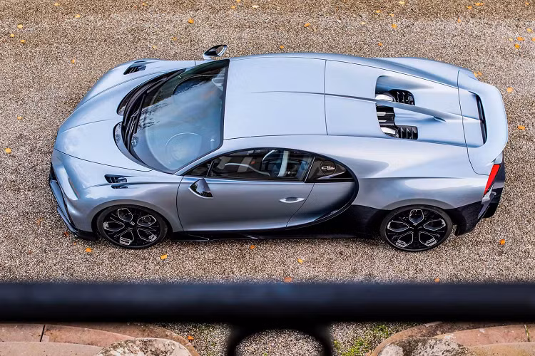 Về mặt cơ học, lò xo của hệ thống treo cứng hơn 10% so với của Pur Sport và trục sau có buồng âm nhiều hơn 50% để có lực kéo tốt hơn khi vào cua. Bugatti cho biết những thay đổi này đã được thực hiện mà không ảnh hưởng đến mức độ thoải mái mà Chiron đã mang lại.