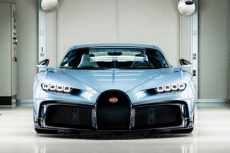 Giống như Veyron trước đó, Chiron đã có rất nhiều phiên bản đặc biệt trong suốt vòng đời của mẫu xe. Profilée được cho là một trong số đó vì Bugatti đã dự định sản xuất một số lượng nhỏ nhưng với tất cả 500 xe được đặt hàng sản xuất, cuối cùng hãng chir sản xuất một chiếc Bugatti Chiron Profilée độc nhất vô nhị.