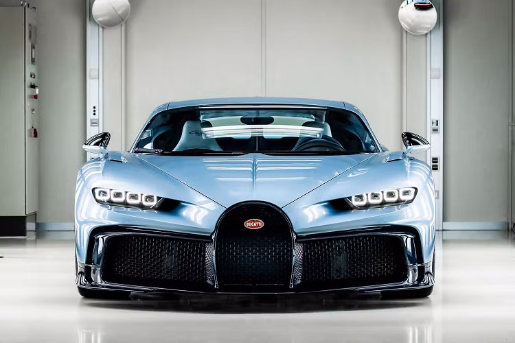 Giống như Veyron trước đó, Chiron đã có rất nhiều phiên bản đặc biệt trong suốt vòng đời của mẫu xe. Profilée được cho là một trong số đó vì Bugatti đã dự định sản xuất một số lượng nhỏ nhưng với tất cả 500 xe được đặt hàng sản xuất, cuối cùng hãng chir sản xuất một chiếc Bugatti Chiron Profilée độc nhất vô nhị.