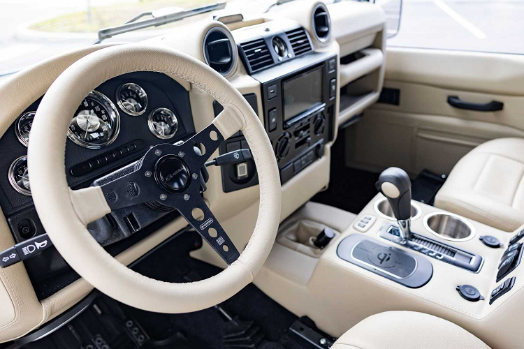 ECD trang bị cho xe bộ lốp địa hình BFGoodrich. Ở phía trên, hai chiếc Land Rover có bốn đèn định vị LED trên phần khung màu đen ấn tượng.