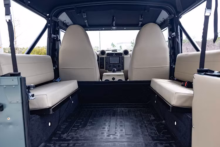 Điều làm cho những chiếc Land Rover này trở nên đặc biệt hơn nữa là thực tế là mọi phiên bản Defender tùy chỉnh ECD đều là độc nhất vô nhị.