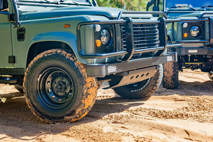 Project Flamingo có những điểm khác biệt, nổi bật với nội thất được hoàn thiện bằng da Cadence Lentil. Phần vô lăng Nardi Challenge cũng được bọc da cao cấp. Ở phía sau, Land Rover chỉ có một băng ghế hướng vào trong.