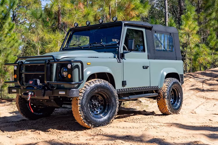 Bên trong Project 67, ECD đã lắp vô lăng Momo Prototipo. Hãng độ đã bọc lại hoàn toàn khoang nội thất với các đường khâu đơn nằm ngang bằng da Cadence Moon Rock. Ở phía sau, Project 67 tạo sự khác biệt với hai băng ghế quay vào trong.