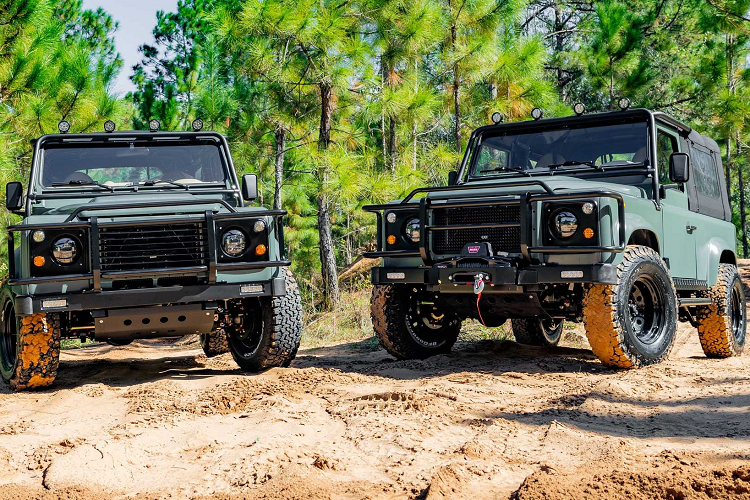 Cả hai phiên bản Land Rover Defender 90 Restomod hàng thửa đều có cùng màu ngoại thất Keswick kết hợp với mui bạt màu đen. Cả hai chiếc xe này đều được trang bị bộ la-zăng đen có kích thước 16 inch với các đai ốc phù hợp.