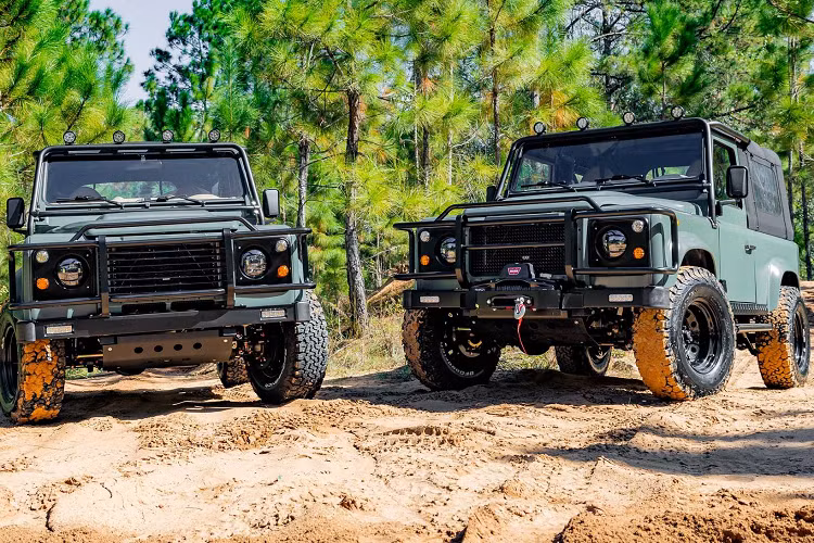 Cả hai phiên bản Land Rover Defender 90 Restomod hàng thửa đều có cùng màu ngoại thất Keswick kết hợp với mui bạt màu đen. Cả hai chiếc xe này đều được trang bị bộ la-zăng đen có kích thước 16 inch với các đai ốc phù hợp.