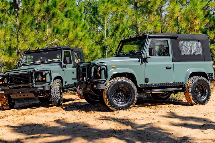 Cả hai mẫu xe Land Rover Defender 90 Restomod từ ECD giống hệt nhau ở bên ngoài và khó phân biệt nhưng khoang nội thất của xe khá khác biệt. Một chiếc xe có tên là Project 67 và chiếc còn lại có tên gọi là Project Flamingo.