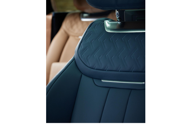 "Trái tim" của Range Rover SV Carmel Edition 2023 là khối động cơ xăng V8, tăng áp kép, dung tích 4.4L quen thuộc. Động cơ này tạo ra công suất tối đa 523 mã lực và mô-men xoắn cực đại 749 Nm. Động cơ kết hợp với hộp số tự động 8 cấp và hệ dẫn động 4 bánh toàn thời gian.