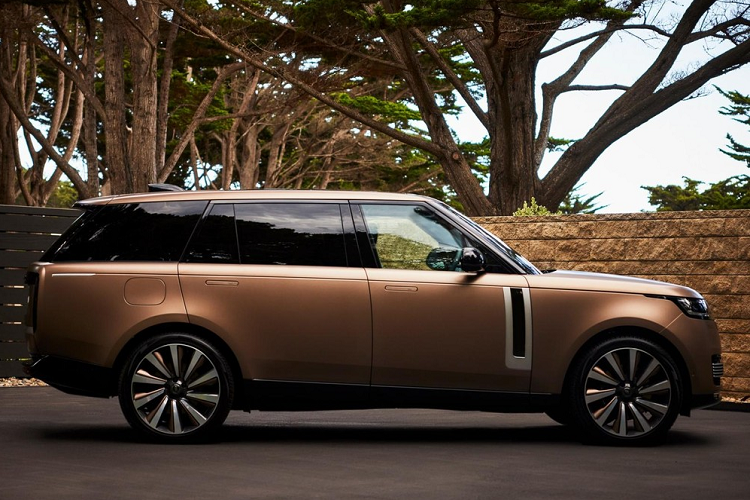 Ghế sau - nơi dành cho ông chủ thực sự của Range Rover SV Carmel Edition 2023 - đương nhiên được hãng Land Rover chăm chút hơn cả. Tại đây, 2 ghế thương gia được tách rời bằng cụm điều khiển trung tâm kéo dài như vách ngăn. Ngoài ra, ghế sau còn đi kèm bàn gấp Club Table và hộc đựng cốc chỉnh điện. Bên cạnh đó là tủ lạnh nhỏ với ly pha lê Dartington Crystal.