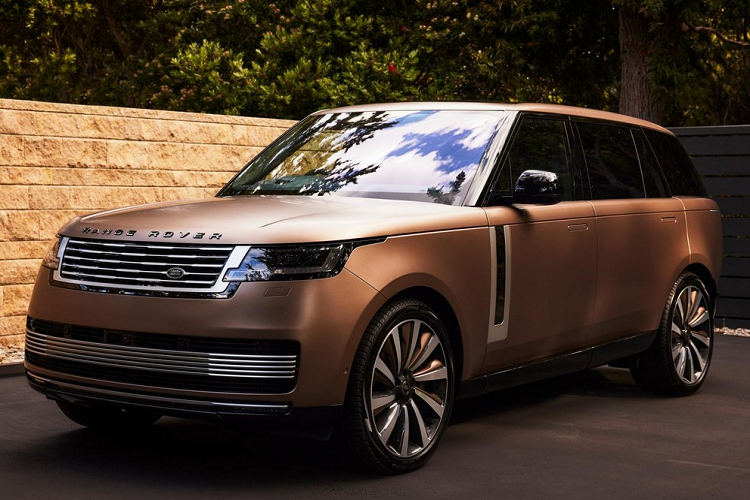 Lấy cảm hứng thiết kế từ vẻ đẹp của bờ biển Carmel, chỉ cách Monterey 15 phút đi xe, phiên bản đặc biệt này được phát triển dựa trên Range Rover SV thế hệ mới nhất. Điểm nhấn của Range Rover SV Carmel Edition 2023 nằm ở màu sơn ngoại thất nâu Satin Bronze chỉ có trên phiên bản đặc biệt này. Bên cạnh đó là bộ vành hợp kim đa chấu 23 inch sơn 2 màu, tạo cảm giác "tông xuyệt tông" với ngoại thất.