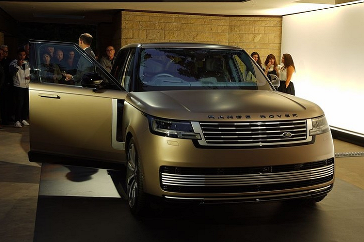 Khi đến đây, ngoài những hoạt động vui chơi, giải trí, khách hàng của Land Rover còn có cơ hội chiêm ngưỡng những chiếc xe phiên bản giới hạn mới như Range Rover SV Carmel Edition 2023. Ngoài ra, hãng Land Rover còn trưng bày cả xe Range Rover và Range Rover Sport mới tại đây. Khi mua Range Rover SV Carmel Edition 2023, khách hàng sẽ được tặng kèm 2 bộ gậy đánh golf của Titleist Performance Institute.