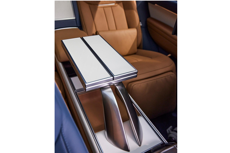 Tại thị trường Mỹ, giá xe Range Rover 2023 bản đặc biệt lên đến 345.000 USD, cao hơn cả Rolls-Royce Cullinan tiêu chuẩn. Tuy nhiên, không phải có tiền là khách hàng có thể mua được mẫu SUV hạng sang này. Thay vào đó, hãng Land Rover chỉ dành suất mua Range Rover SV Carmel Edition 2023 cho những vị khách ghé thăm Range Rover House nằm trên cao nguyên Carmel.