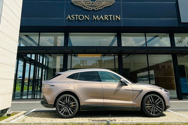 Aston Martin DBX mau Satin Solar hon 16 ty ve tay dai gia Ha Noi