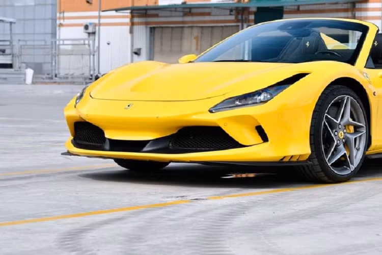Đó là một chiếc siêu xe mui trần Ferrari F8 Spider chưa từng được đăng ký tại Việt Nam, đây sẽ là chiếc Ferrari F8 Spider thứ 2 về đội của ông Đặng Lê Nguyên Vũ. Mua 1 lần 2 siêu xe cùng phiên bản, cùng đời xe và chỉ khác màu sơn có lẽ tại Việt Nam chỉ có ông chủ của Trung Nguyên mới dám chơi như vậy.