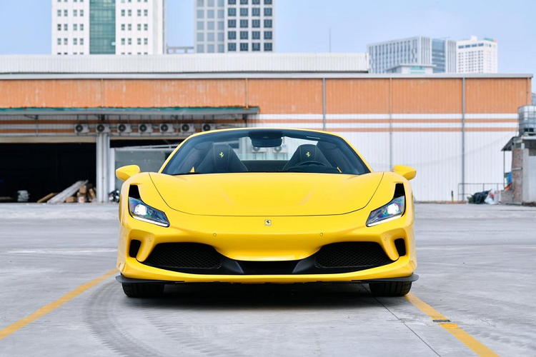 Sức mạnh trên siêu xe mui trần Ferrari F8 Spider vẫn là khối động cơ V8, tăng áp kép, dung tích 3.9 lít quen thuộc trên Ferrari 488 Pista Spider cũng mới được ông Đặng Lê Nguyên Vũ chốt đơn, nhờ đó, xe tạo ra công suất tối đa 710 mã lực và mô-men cực đại 770 Nm.