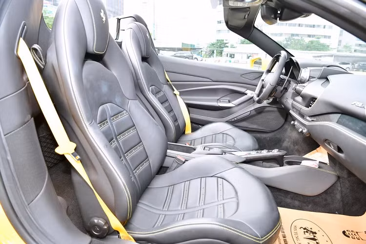 Điểm ấn tượng của 2 chiếc xe Ferrari F8 Spider mà đại gia Đặng Lê Nguyên Vũ mới mua chính là việc siêu xe này có trang bị mui xếp cứng, nên dễ dàng đóng hoặc mở mui trong thời gian 14 giây.