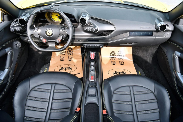 Hiện chưa chiếc Ferrari F8 Spider của Đặng Lê Nguyên Vũ có mức giá bao nhiêu. Chỉ biết rằng, giá xe Ferrari F8 Spider tại thị trường Việt Nam khi bán ra sẽ không dưới 25 tỷ đồng.