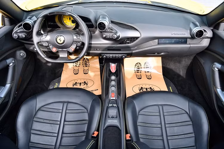 Hiện chưa chiếc Ferrari F8 Spider của Đặng Lê Nguyên Vũ có mức giá bao nhiêu. Chỉ biết rằng, giá xe Ferrari F8 Spider tại thị trường Việt Nam khi bán ra sẽ không dưới 25 tỷ đồng.