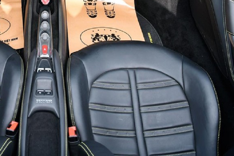 Ngoài khác biệt về màu sơn, 2 chiếc siêu xe Ferrari F8 Spider mới được đại gia cà phê mua về còn có điểm nhấn ở la-zăng hay nội thất phối màu không giống nhau. Riêng chiếc xe Ferrari F8 Spider màu vàng vẫn được trang bị ống xả nguyên bản còn siêu xe mui trần Ferrari F8 Spider màu trắng được độ ống xả Ryft, chỉ sản xuất giới hạn 188 bộ trên thế giới.