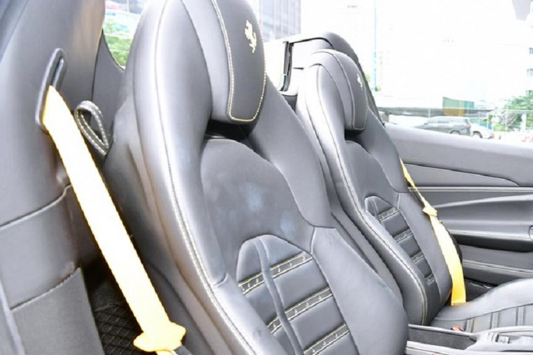 Bên cạnh đó, siêu xe mui trần của Ferrari F8 Tributo còn có vách ngăn nhỏ bằng kính nằm ngay giữa hai ghế ngồi được điều chỉnh bằng nút bấm trong khoang lái, 2 chi tiết này giúp phân biết giữa 2 phiên bản xe Ferrari F8.